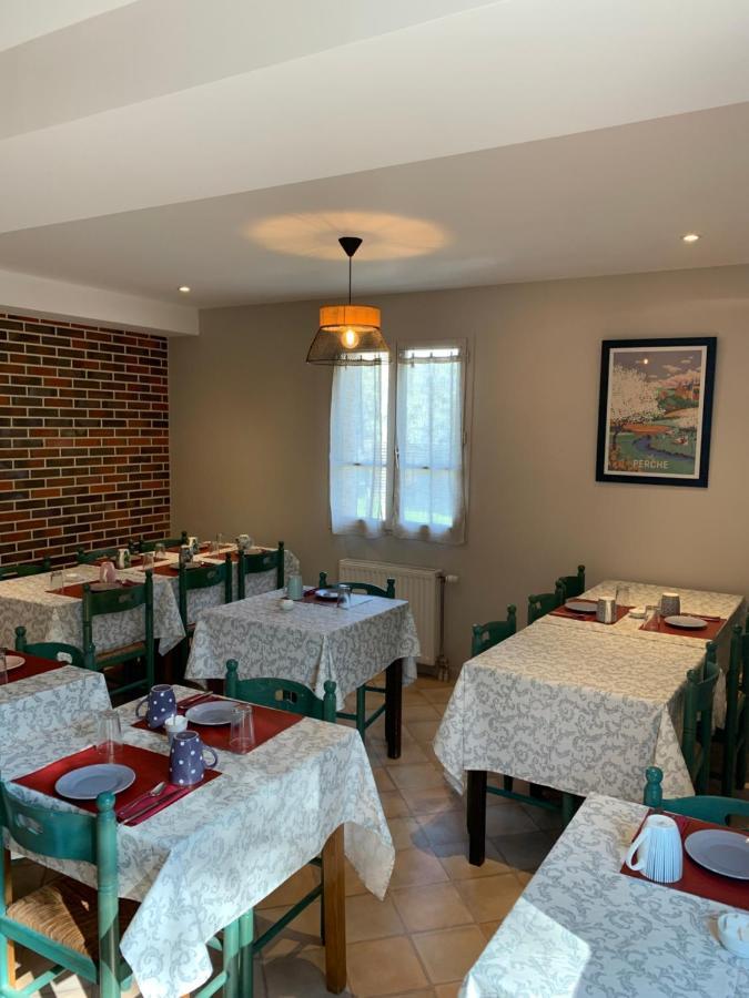 Logis-Hotel Restaurant Auberge Les Vallees Du Perche Vichères Екстериор снимка