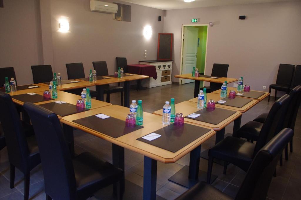 Logis-Hotel Restaurant Auberge Les Vallees Du Perche Vichères Екстериор снимка
