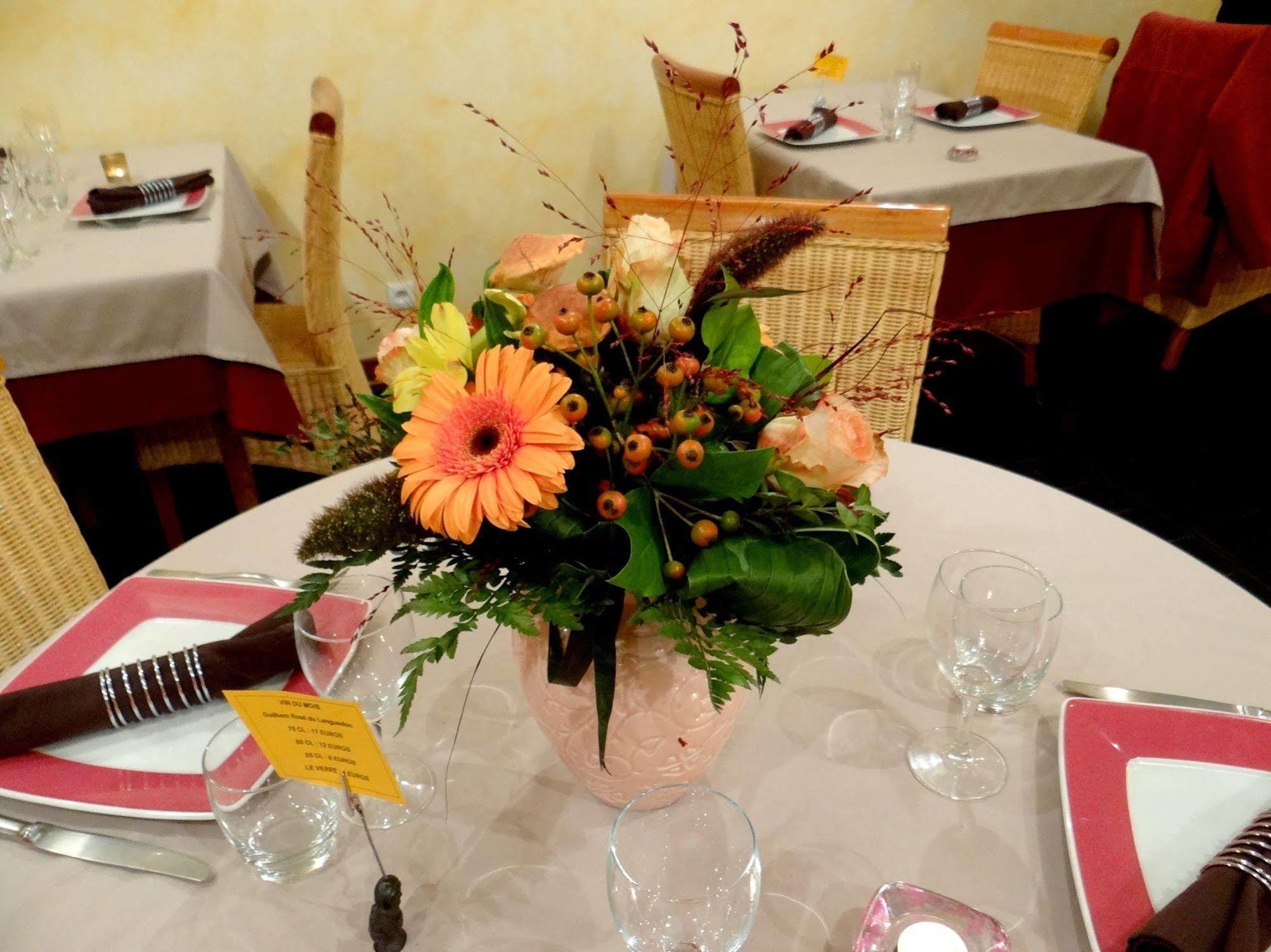 Logis-Hotel Restaurant Auberge Les Vallees Du Perche Vichères Екстериор снимка